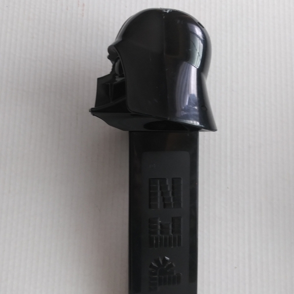 Star Wars Large Darth Vader PEZ Dispenser - Picture 8 of 15